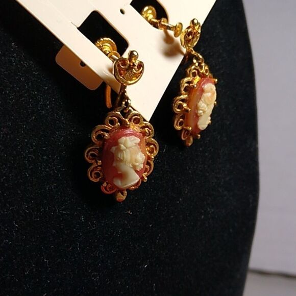 Vintage Cameo Gold Tone Metal Screw Back Dangling Earrings Cottagecore - Picture 3 of 8